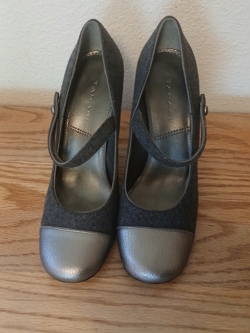 Tahari Gray Felt Mary Jane Pumps - Gray Cap Toe